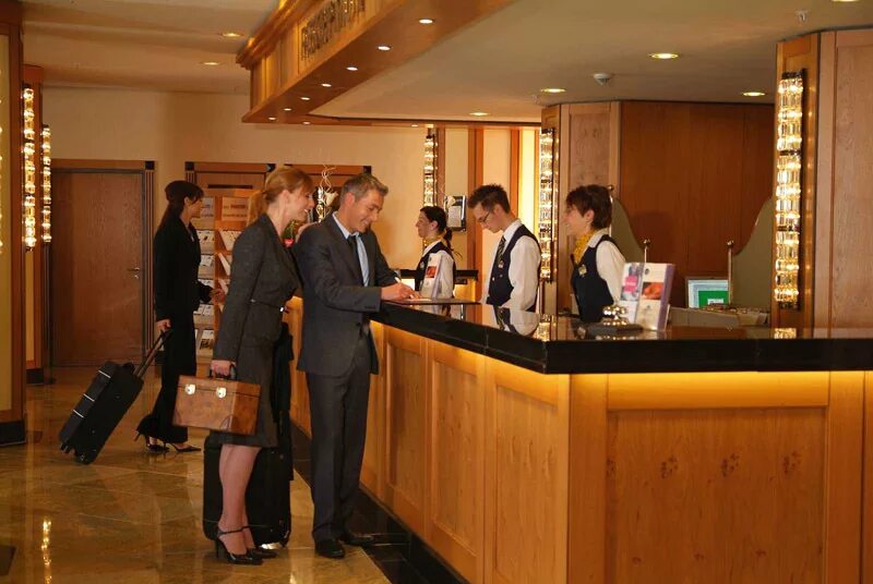 бронирование в гостинице. сотрудники ресепшн в гостинице. администратор ресепшен в отеле. ресепшн в отеле. размещение сотрудников гостиницы.