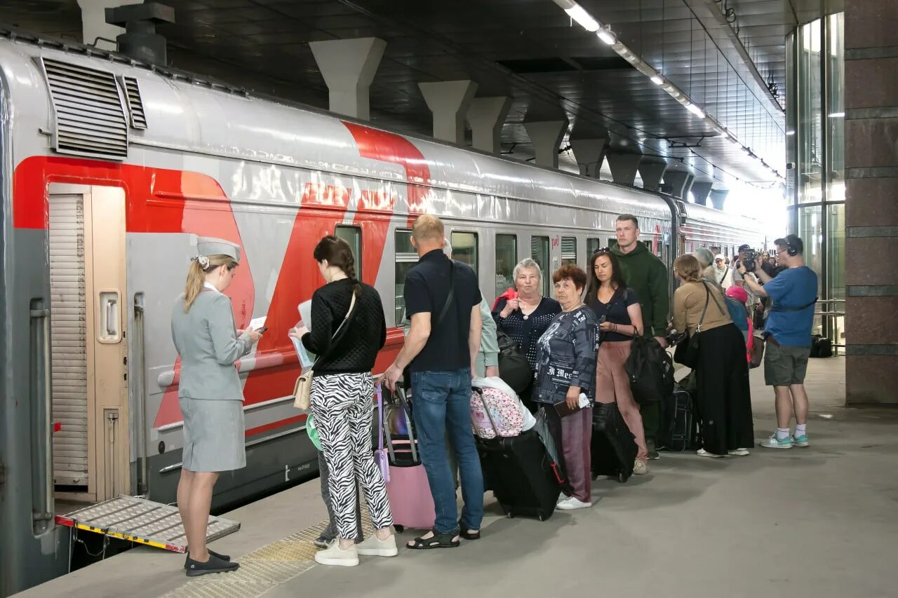 Ржд сообщение санкт-петербург. Поезд москва. Железная дорога лабытнанги москва. Ласточка москва санкт-петербург. Беспересадочный вагон.