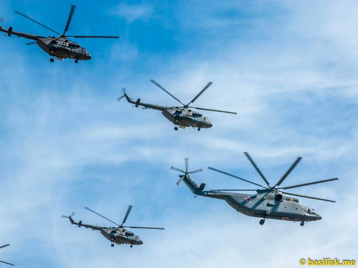 Вертолеты над москвой 14.03 2024. Вертолет над москвой. вертолеты над орлом. 7 мая. самолеты и вертолеты над уфой. москва с вертолета.