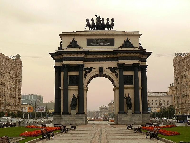 Триумфальная арка на кутузовском проспекте в москве. Триумфальная арка в москве архитектура. Триумфальные ворота бове. Триумфальные ворота в каком городе. Триумф 1810 года триумфальная арка.