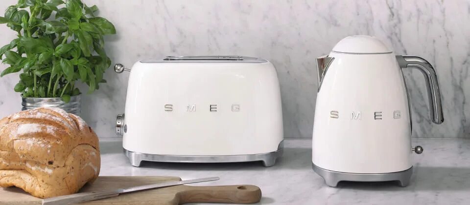Сервис смег. Электрочайник Smeg klf05pgeu. Тостер Smeg tsf01creu. Чайник Smeg klf03bleu. Тостер Смег голубой.