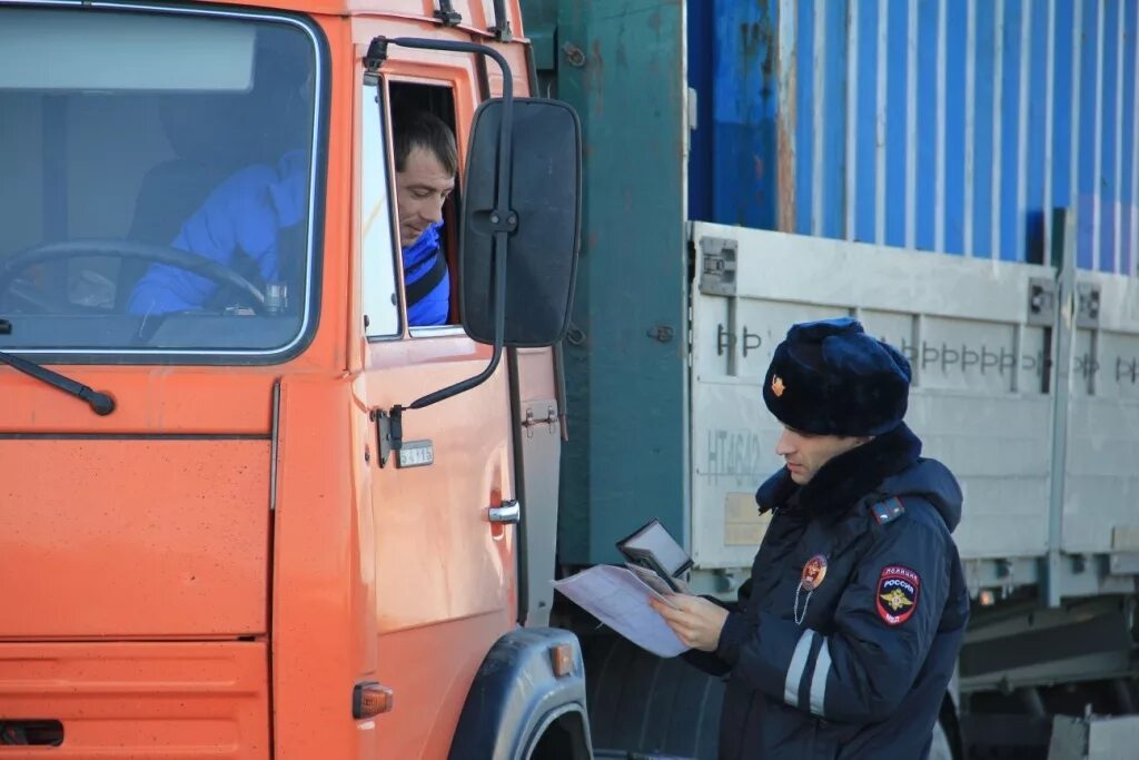 передвижной весовой контроль. перегруз грузового автомобиля. проверить грузовой. весовой контроль фур. грузовик на дороге.