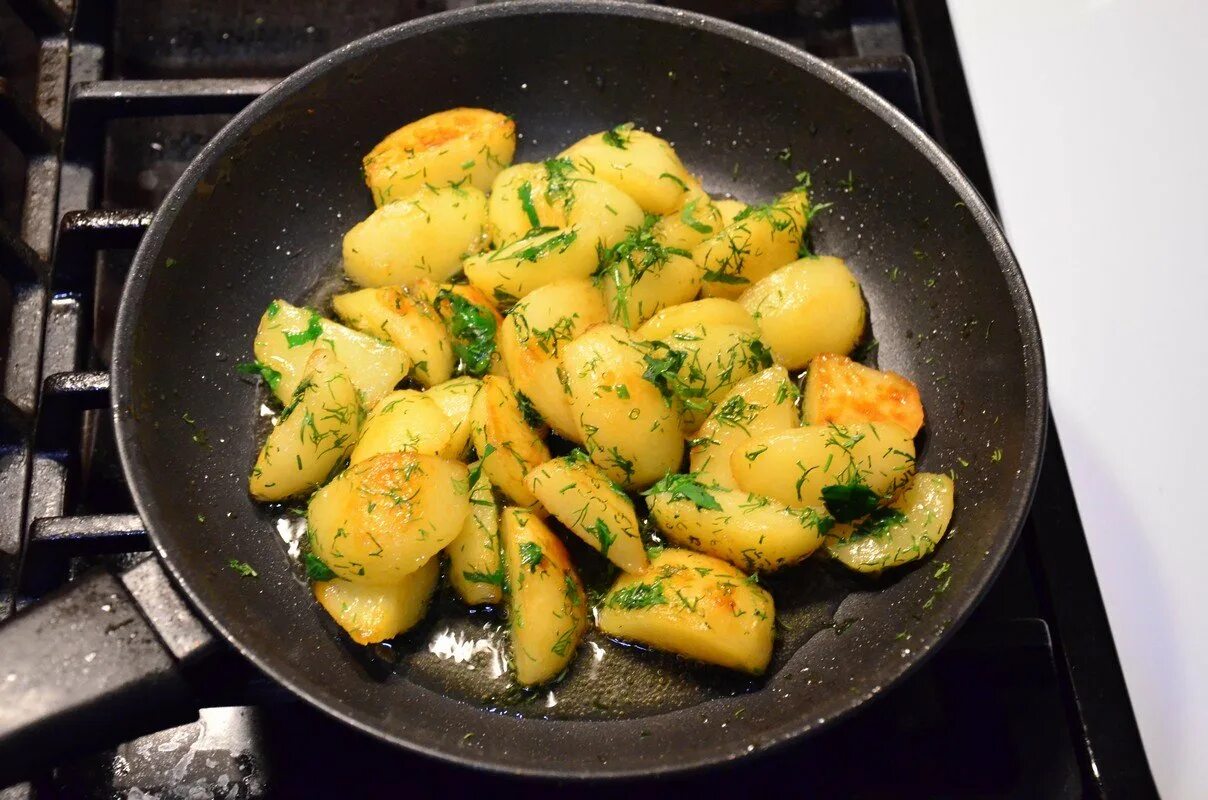 Картошка на сливочном масле на сковороде. Картошка на сковородке. Картофель на сковороде. Жареная картошка. Жареная картошка на сковороде.