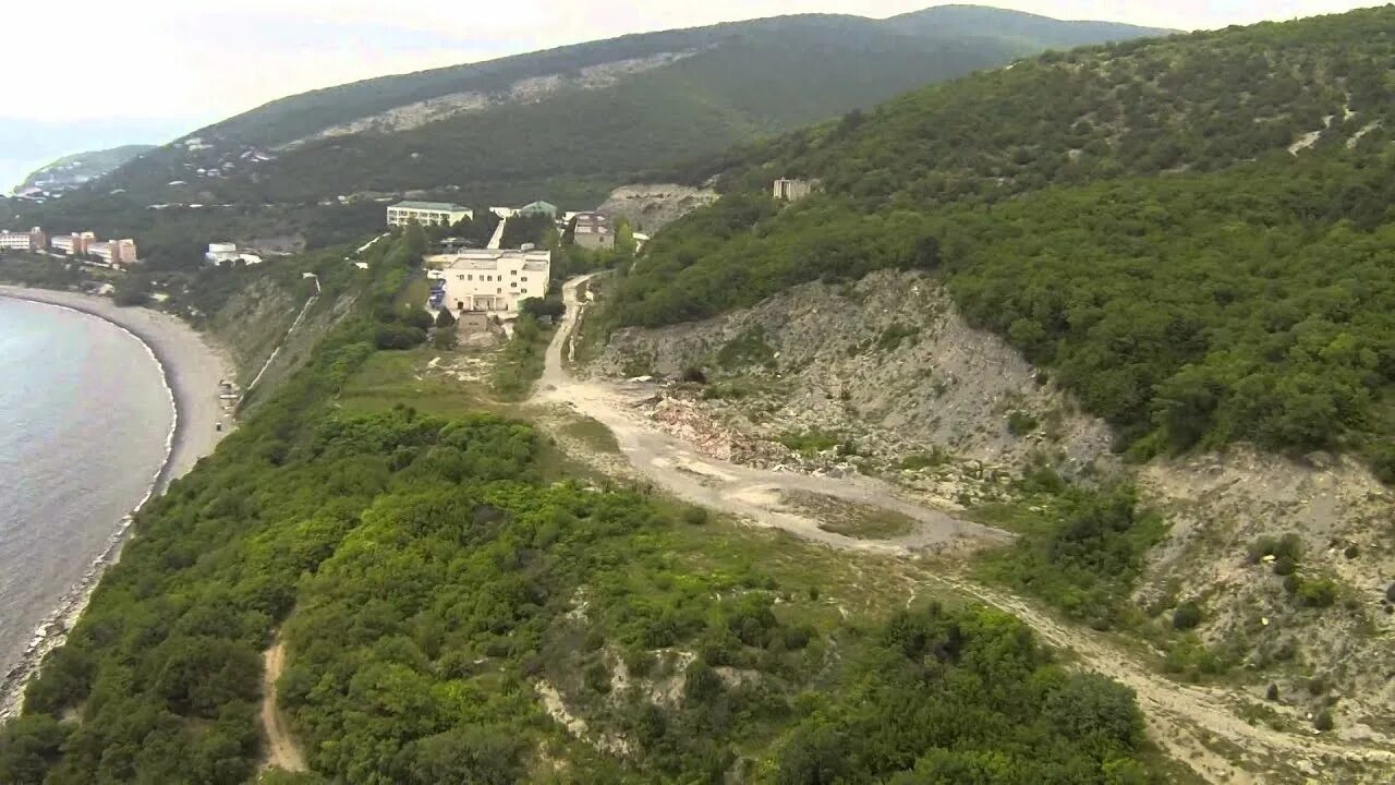 Мысхако дикий пляж. Широкая балка город новороссийск дикий пляж фото. Широкая балка новороссийск горы. Мысхако широкая балка. Пляж мысхако новороссийск фото.