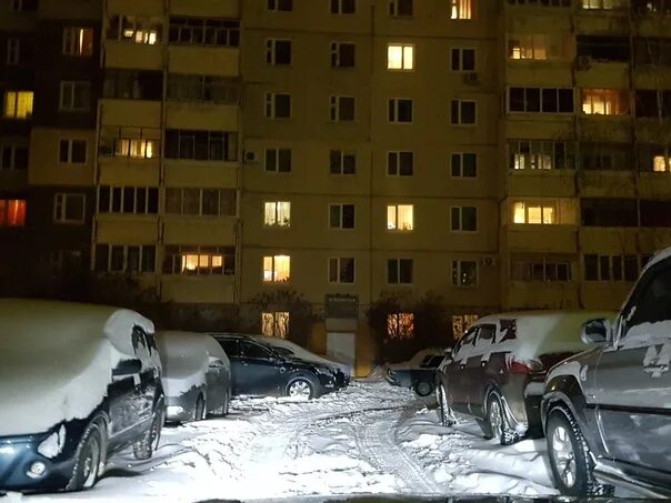По ночам я во дворе вижу. Машина во дворе ночью. машины во дворе зимой. машина ночью во дворе зима. машина зимой ночью во дворе.