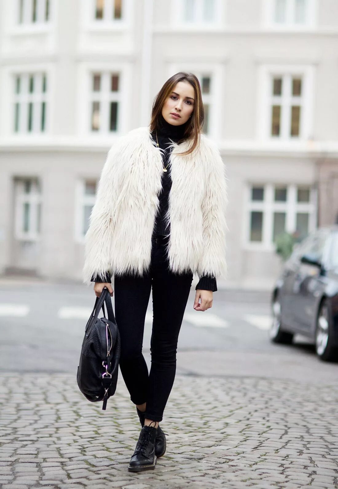 Шуба стрит стайл 2020. Шуба в спортивном стиле. Лук с искусственной белой шубкой. С чем носить белую шубу искусственную. Черная шуба с белыми сапогами.