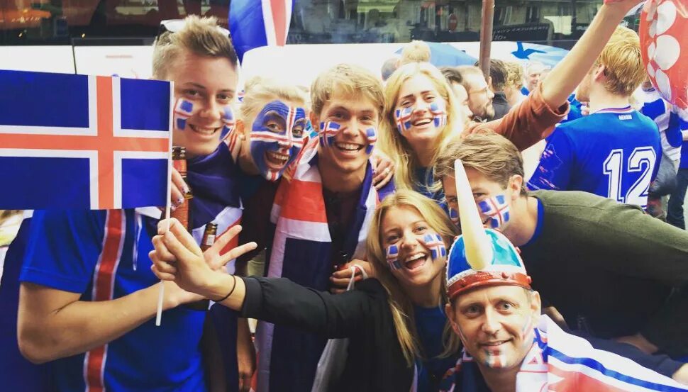 Исландия какая европа. Болельщицы сборной Исландии. Исландия исландцы. Болельщики Исландии на евро 2016. Исландия население.