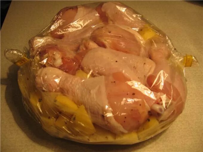 Курица с картошкой в рукаве для запекания в духовке. Курица с картошкой в духовке в рукаве. Курица с картошкой в рукв.
