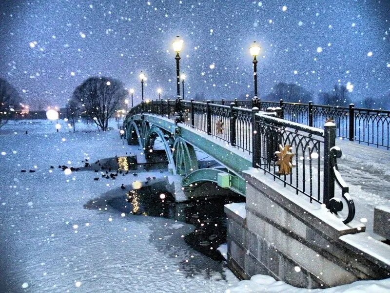 Мост зимой. Зимний мостик. Снежный мост. Падает снег в городе. Падает снег город