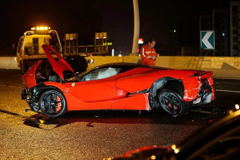 Самые разбитые машины. Ferrari LAFERRARI crash. Разбитая Феррари ЛАФЕРРАРИ.