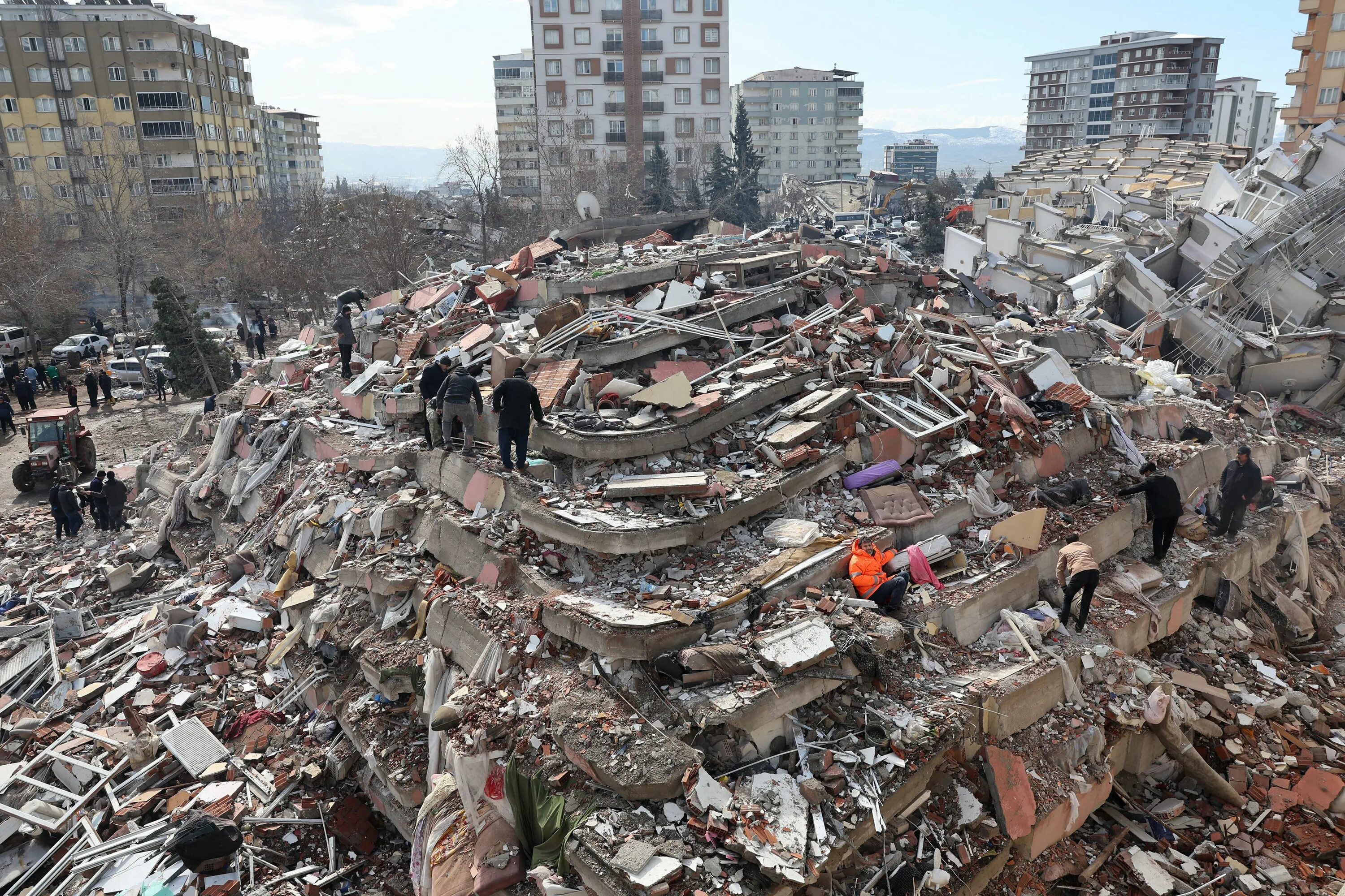 В турции произошло землетрясение 2025. Землетрясение в стамбуле 1999. землетрясение в измите 1999. жертвы землетрясения в турции 2025. турция землетрясение сейчас 2025.