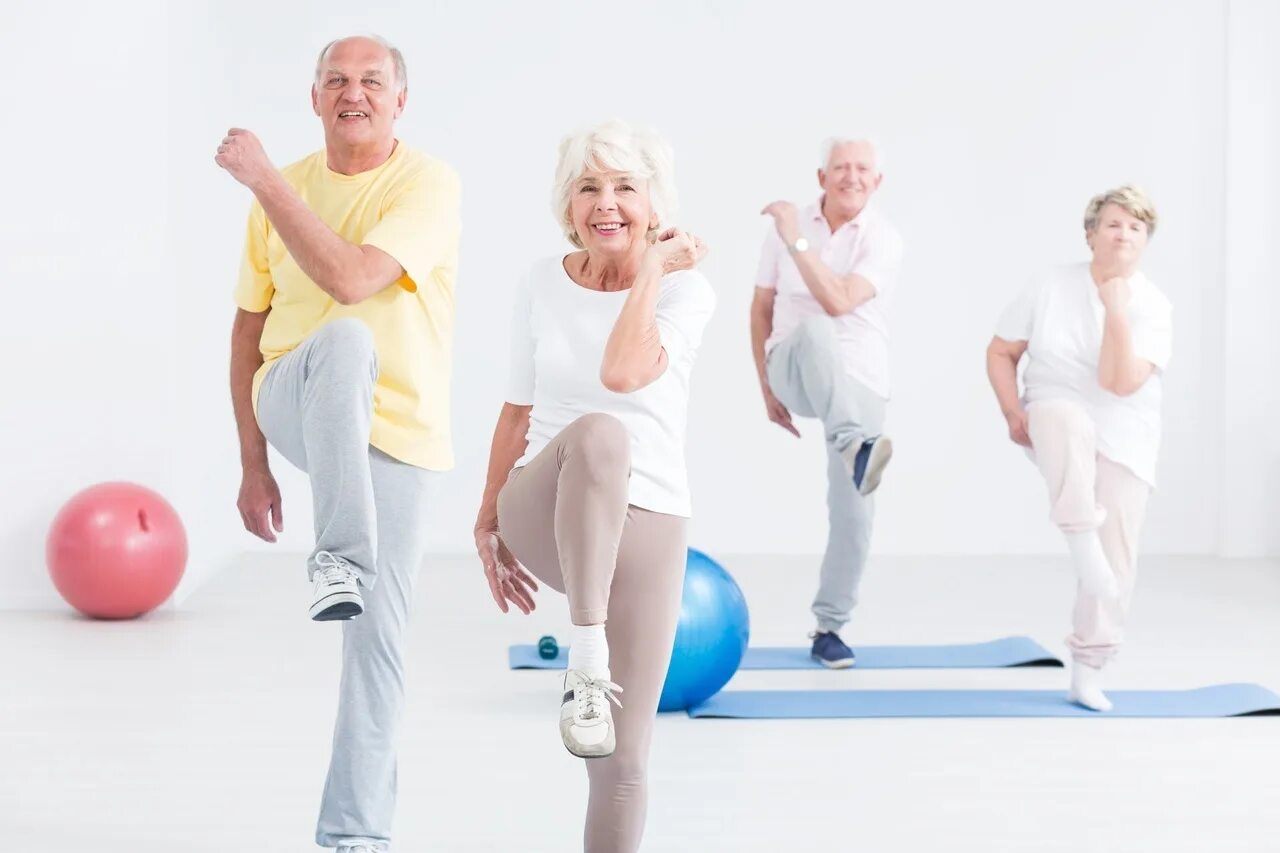 Упражнения в пожилом возрасте. Спортивные люди. Аэробные тренировки для пожилых. Физкультура для пожилых людей. Физическая активность пожилых.