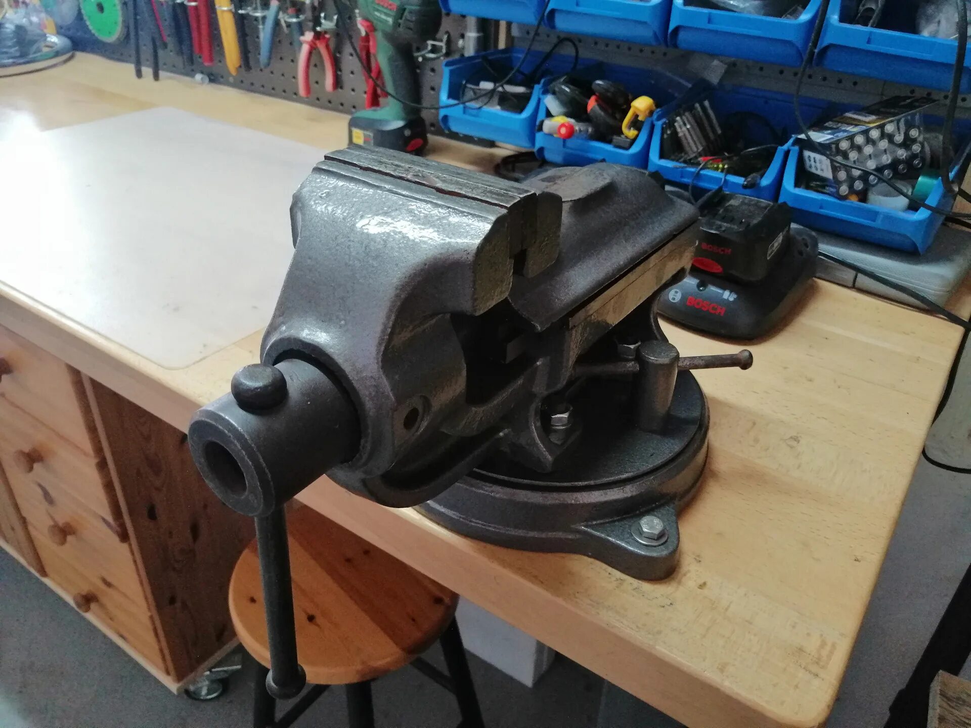 Тиски слесарные кмз 1974г. Тиски слесарные ссср разборка. Винт фрезерных тисков 200 мм. Тиски кр 7827-5005 восстановление. Ремонт тисков.