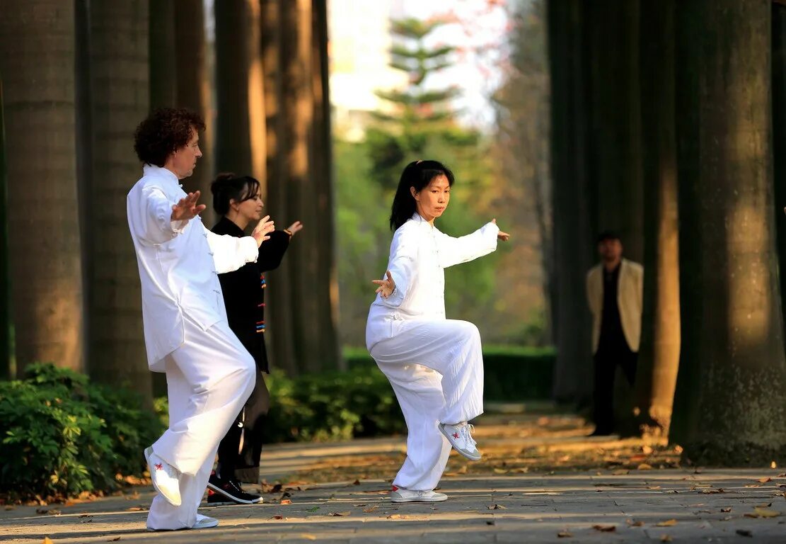 Тай чи что это такое. Гимнастика Тайцзи цигун. Китайская гимнастика tai chi. Цигун Китай. Лечебный цигун.