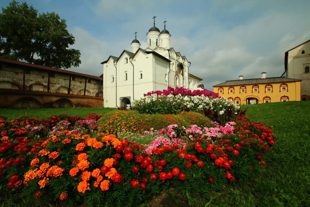 Белозерский монастырь святые