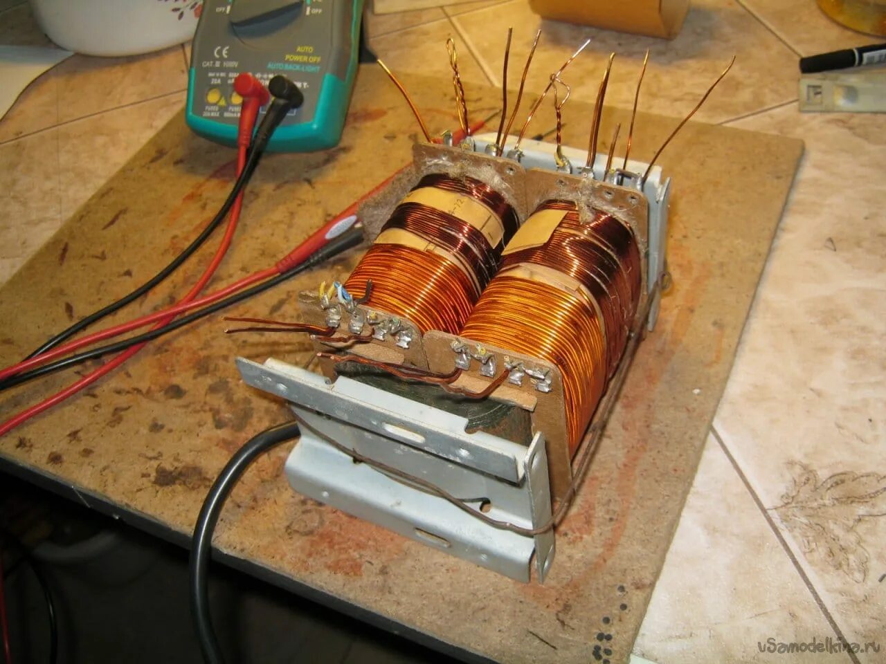 Намотать обмотку трансформатора. Намотка трансформатора. Трансформатор перемотанный. Перемотка трансформатора. Трансформатор ручной.