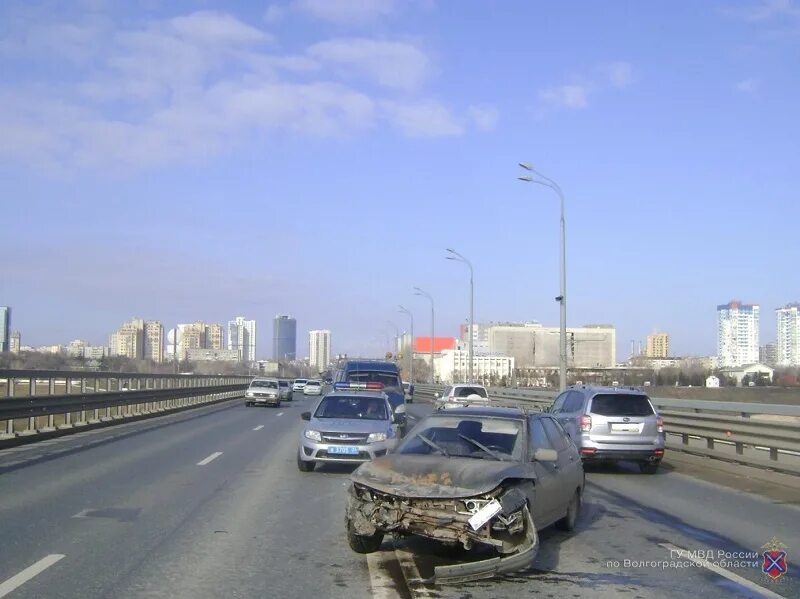 Авария на мосту Волгоград Краснослободск. Авария Волгоград на мосту через Волгу 31. ДТП на мосту через Волгу напротив Европы Сити. Авария на мосту через Волгу Волгоград сегодня 25.01.2023. Справившись с управлением выехал на