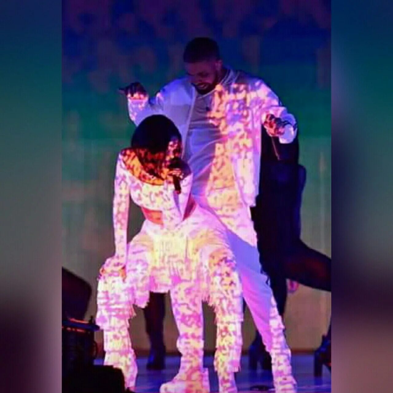 Выступление по другому. Рианна и дрейк. rihanna awards 2016 выступление drake. дрейк и рианна на сцене. провели ночь с дрейком.