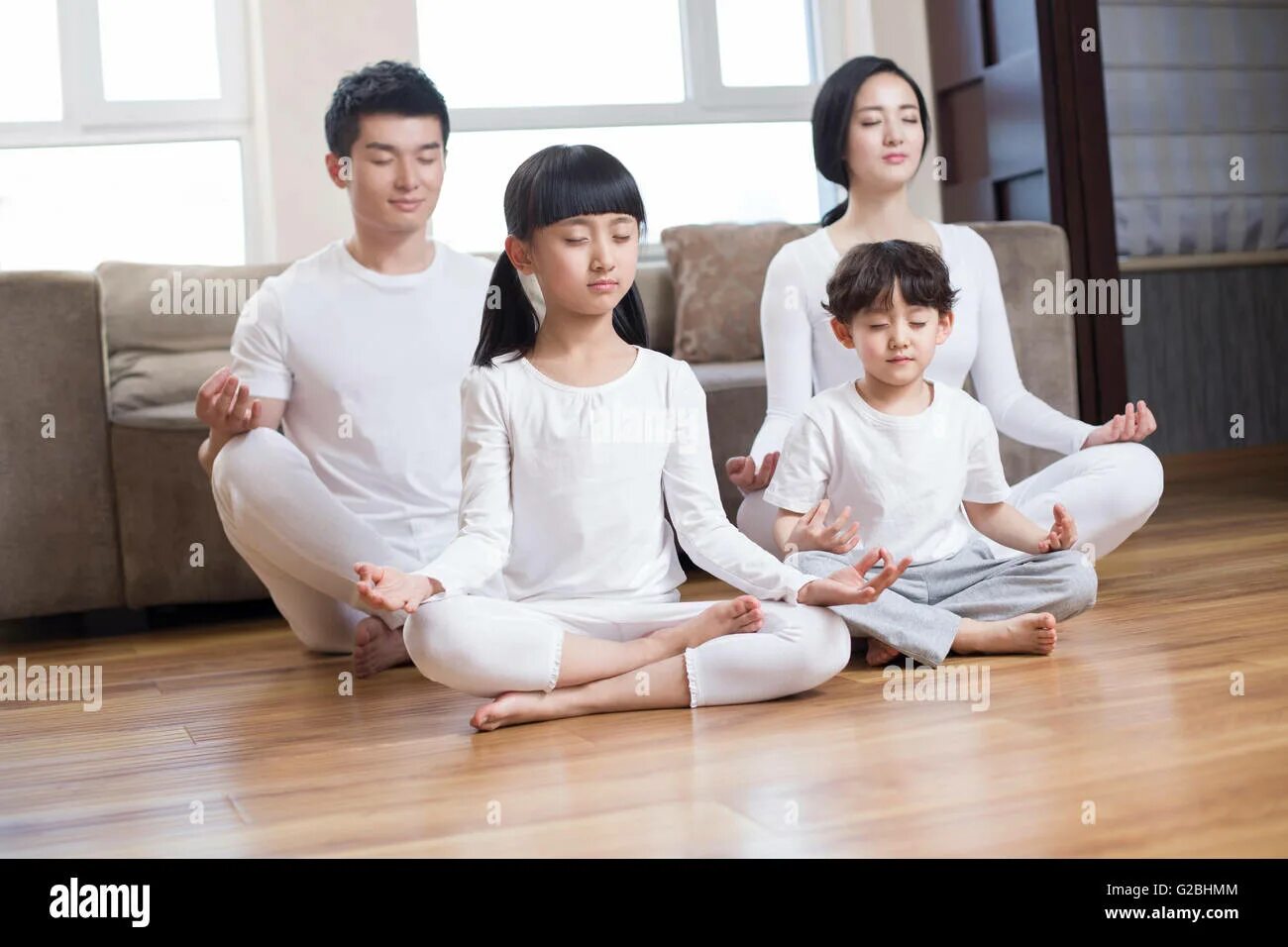 Семья медитирует. Семейка для медитации.