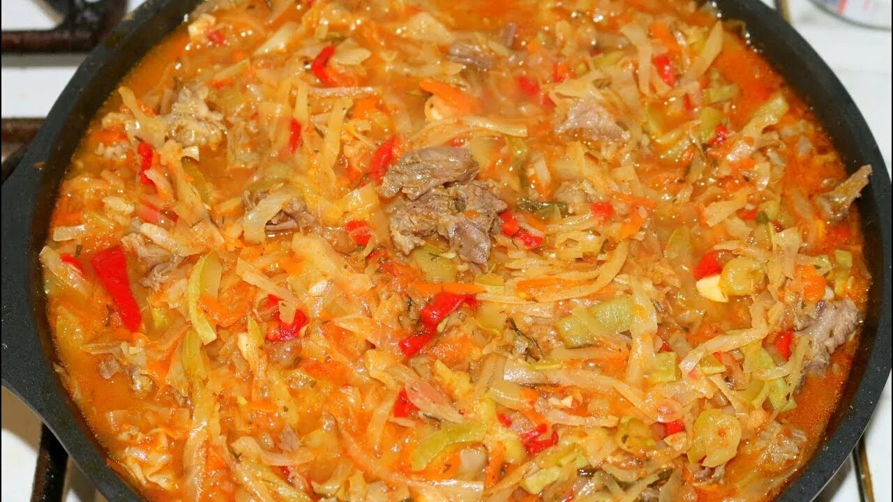 Капуста тушеная в мультиварке с томатной. Тушеная капуста с мясом. капуста тушёная с овощами на сковороде. тушёная капуста с мясом на сковороде. капуста с ребрышками тушеная.