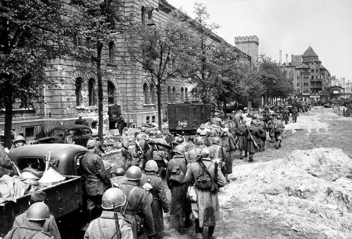 Берлин 5 мая фото. Берлин, май 1945. Штурм Берлина советскими войсками. Берлин 1944.