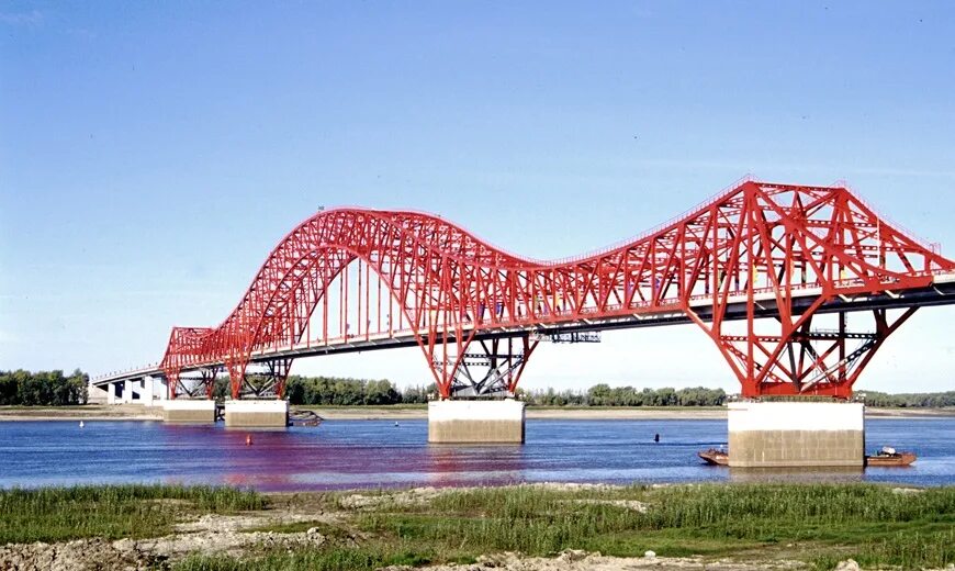 Мост через Иртыш в Ханты-Мансийске. Мост в Ханты-Мансийске красный. Красный мост Ханты Мансийск. Мост дракон в Ханты-Мансийске.
