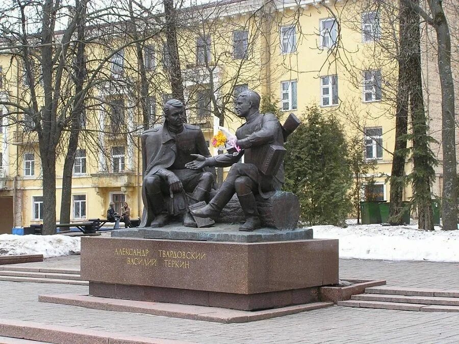 Памятник Василию Тёркину в Смоленске. Памятник Александру твадорскому и Василию Тёркину Смоленск. Памятник Александру Твардовскому и Василию Теркину в Смоленске. Памятник а.т. Твардовскому и Василию Теркину. Памятник теркину в смоленске