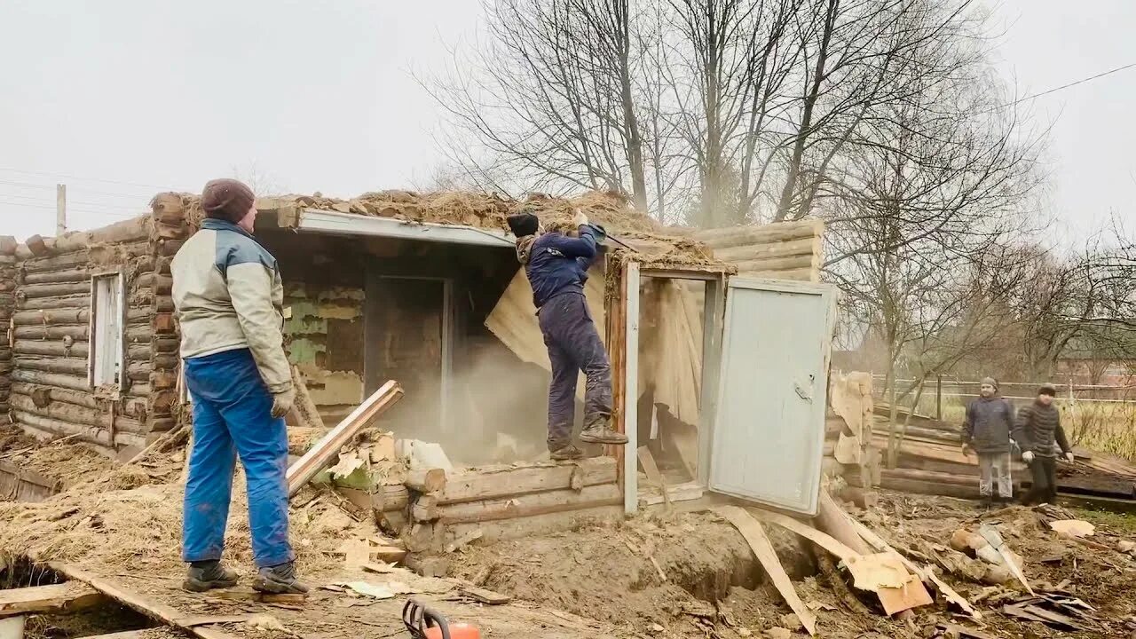 Демонтаж деревянных домов. Демонтаж старых домов. Демонтаж дачных домов. Демонтаж старого сарая.