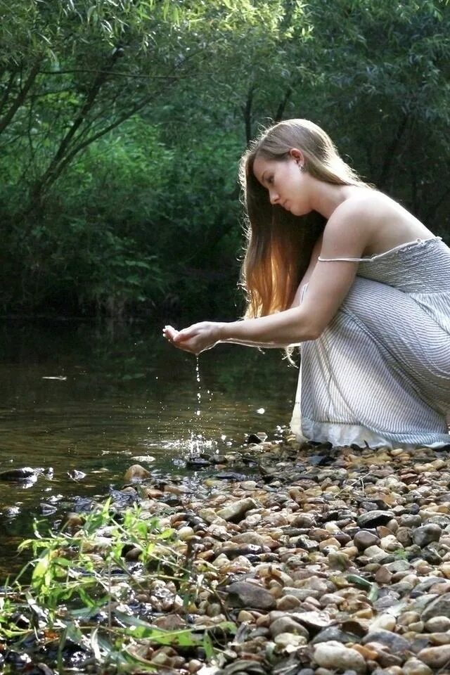 Родника девушка. Девушка у реки. Красивые девушки у реки. Девушки на речке. Красивые девушки на речке.