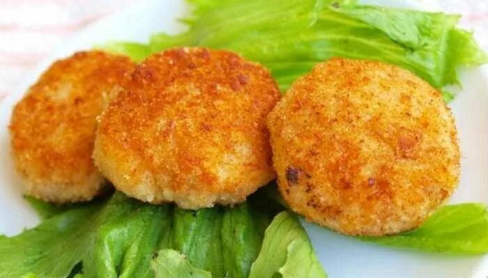 Куриный фарш в сухарях. Панированная куриная котлета. куриные котлеты в панировке. куриные котлеты в сухарях. куриные котлетки в панировке.