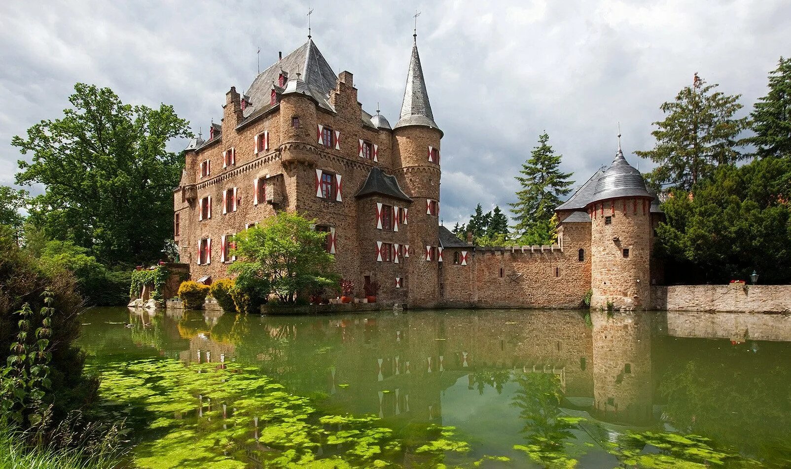 Известный средневековый замок. Замок Зацвей Германия. Burg Satzvey замок Германия. Замок Зацвай (Burg Satzvey). Фабершлосс (замок, Бавария).
