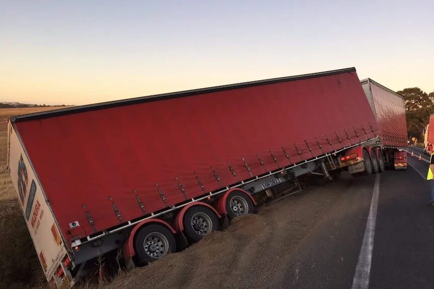 Автопоезд на крышу. Сцепка полуприцеп би-Дабл. Сцепка полуприцеп би-Дабл США. Автопоезд сцепка. Автопоезд с полуприцепом.