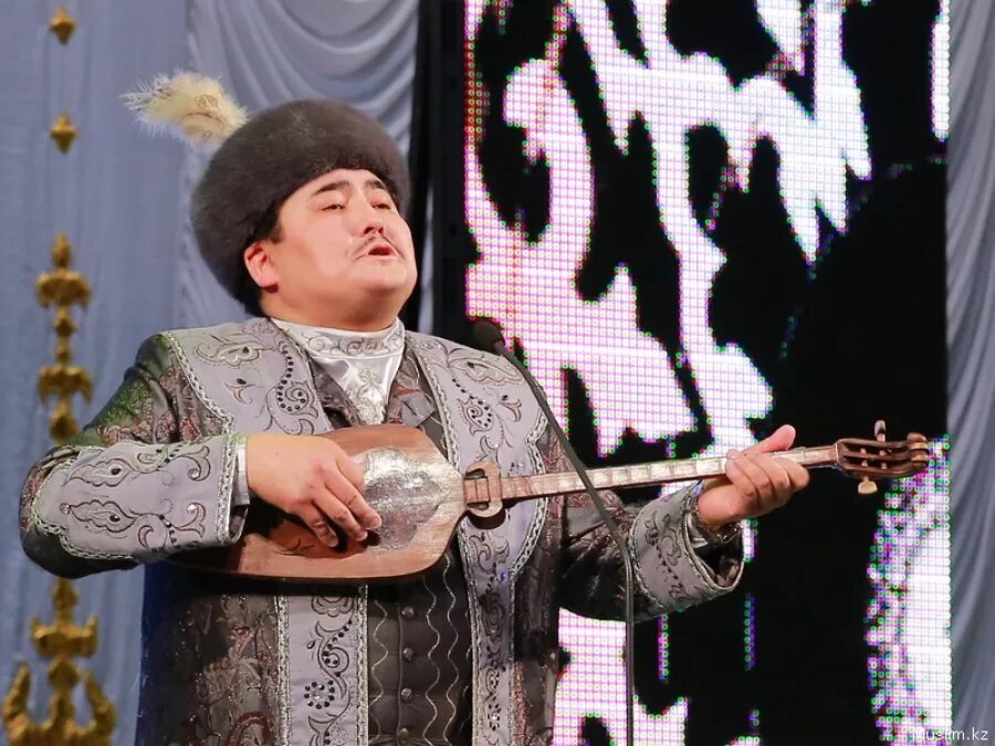 Скашайт. Зотбек. Айтыс логотип. Терме. Полуостров термелер мужчина.