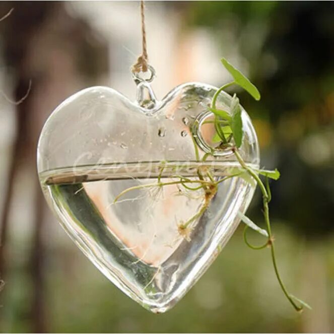 Осколки сердец. Сердце из стекла. Стеклянное сердечко. Стеклянное сердечко. Фото сердца на серых дощечках.