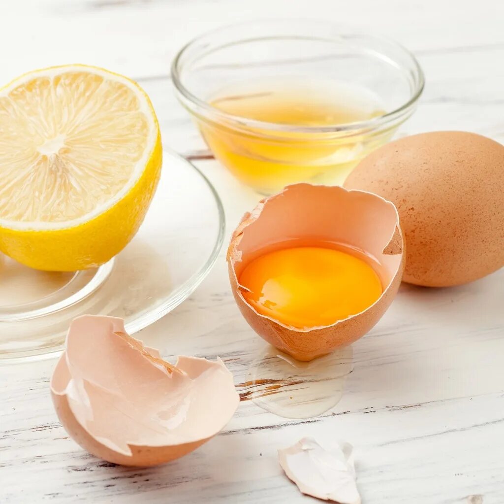Маска яйцо лимон. Яйцо и лимон. Маска из меда с лимонным соком. Маска для лица лимон яйцо желток. Яйцо в лимонном соке.