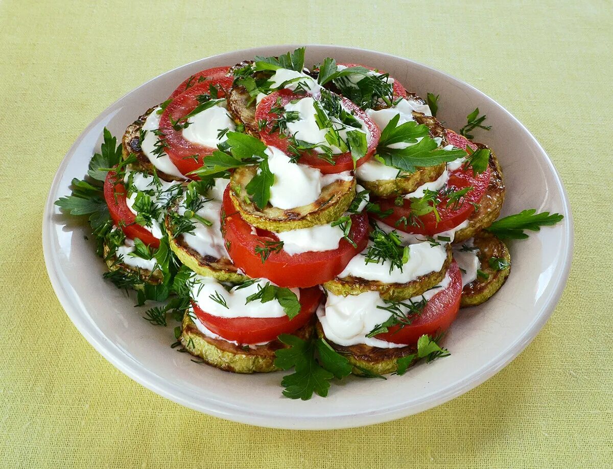 Закуска помидор сыр чеснок майонез. Кабачки с помидорами и чесноком. Жареные кабачки с чесноком и майонезом и помидорами. Кабачки с помидорами и сыром и чесноком. Жареные кабачки с чесноком.