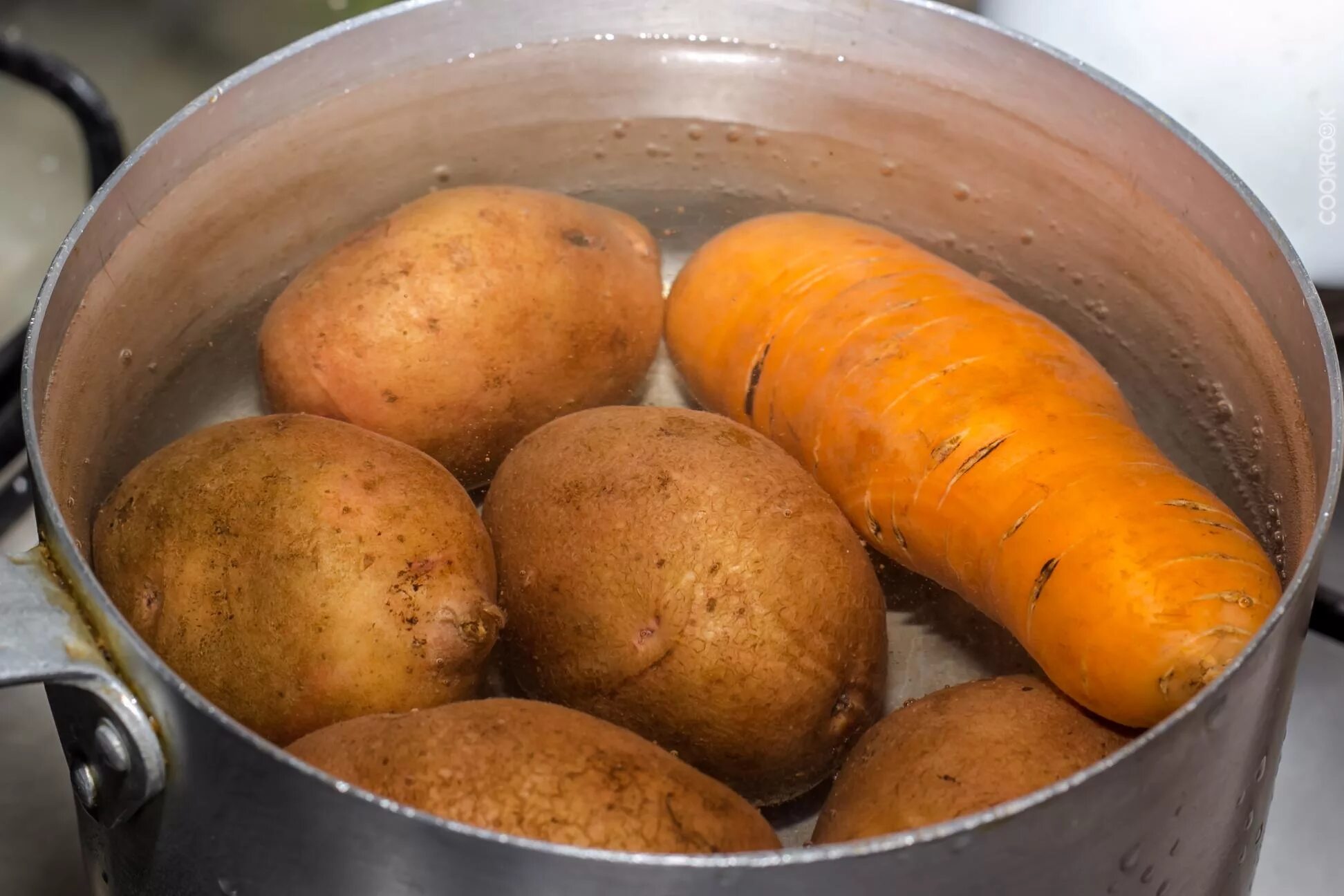 Картошка варится. Вареные картофель и морковь. Варка картофеля и моркови. Отваривание моркови и картошки.