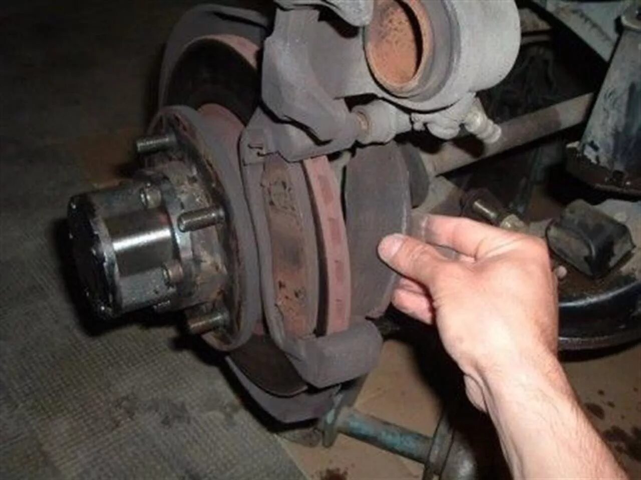 Износ передних колодок. Как понять колодка. Как понять колодка. Как понять колодка. Тормозные колодки изношены.