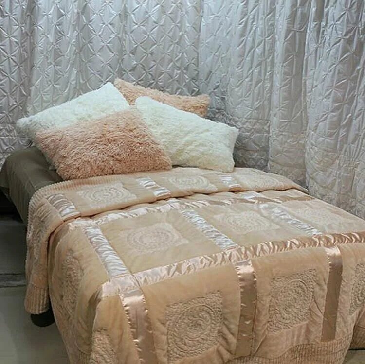 меховое покрывало на кровать. покрывало на двуспальную кровать. покрывало шанель велюровое. покрывало садовод. атласное покрывало.