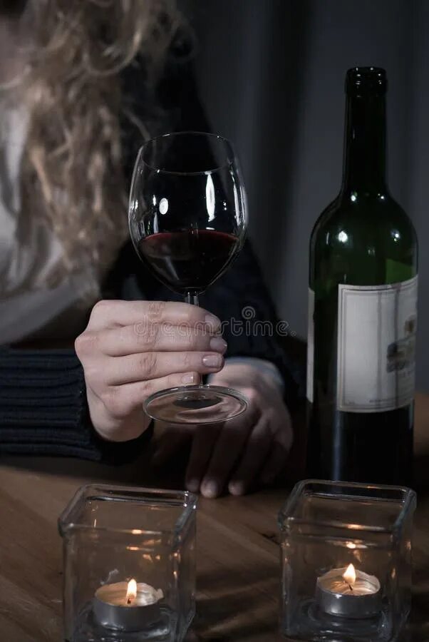 Мужчина с бокалом вина в руке. Бокал вина в руке девушки. Вино в руке девушки. Мужская рука с бокалом вина. В ее руках вино