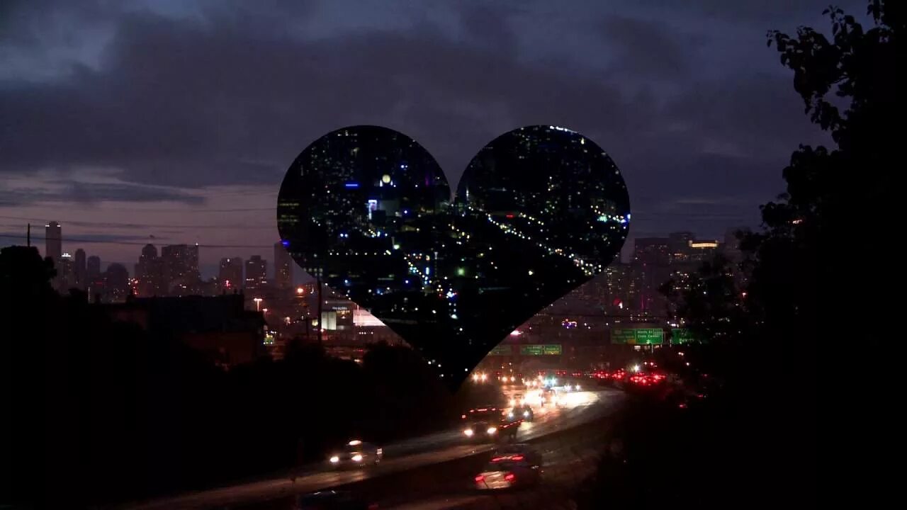 Сердце города. Сердечки в городе. Ночной город сердце. Красивый город и сердечки.