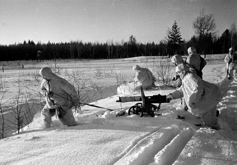 Отступающие красноармейцы 1941. Зима 1941 1945. Зима 1941 1945. Горные егеря вермахта в заполярье. Бойцы в окопах зимой под москвой 1941-1942.