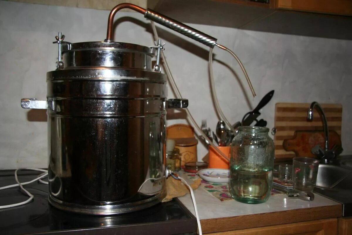 самогонный аппарат самогонщики. старинный самогонный аппарат. начни самогона. аппарат для самогонки. домашний самогон.