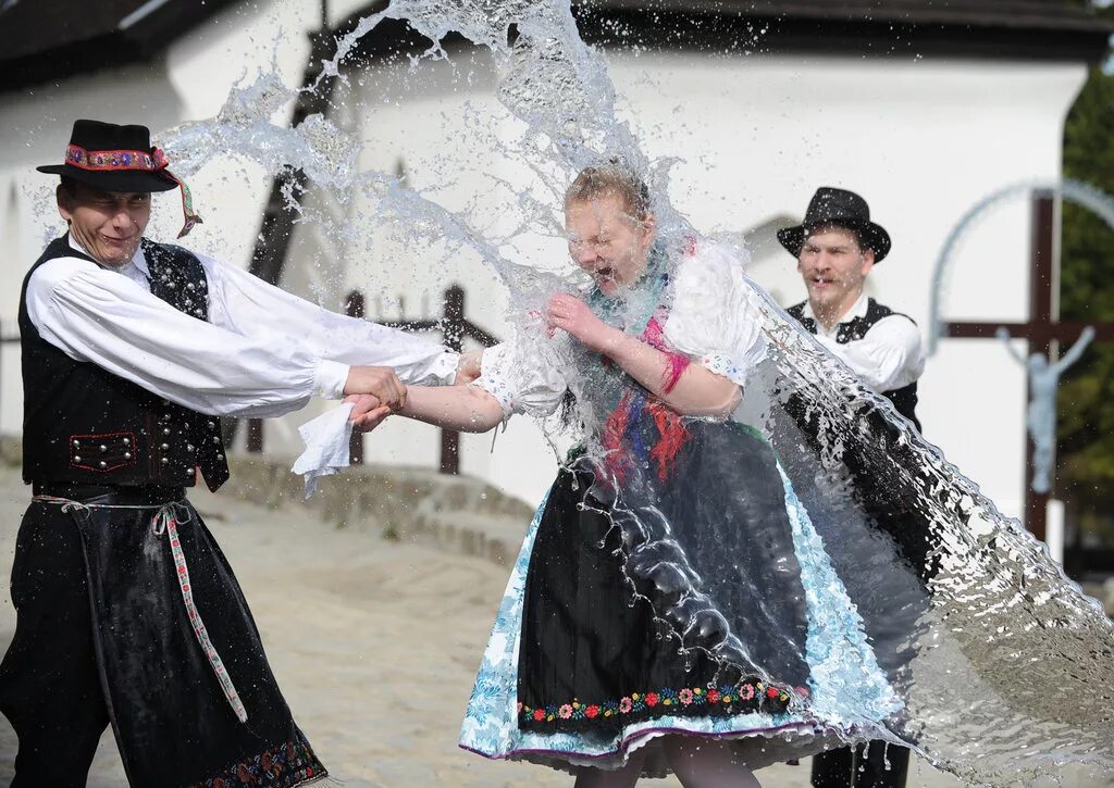 Современные австралийцы. Фестиваль эль колачо — прыжки через младенцев. Октоберфест бавария мюнхен. Традиция студентов с обливанием в коимбре. Испания праздник эль колачо.