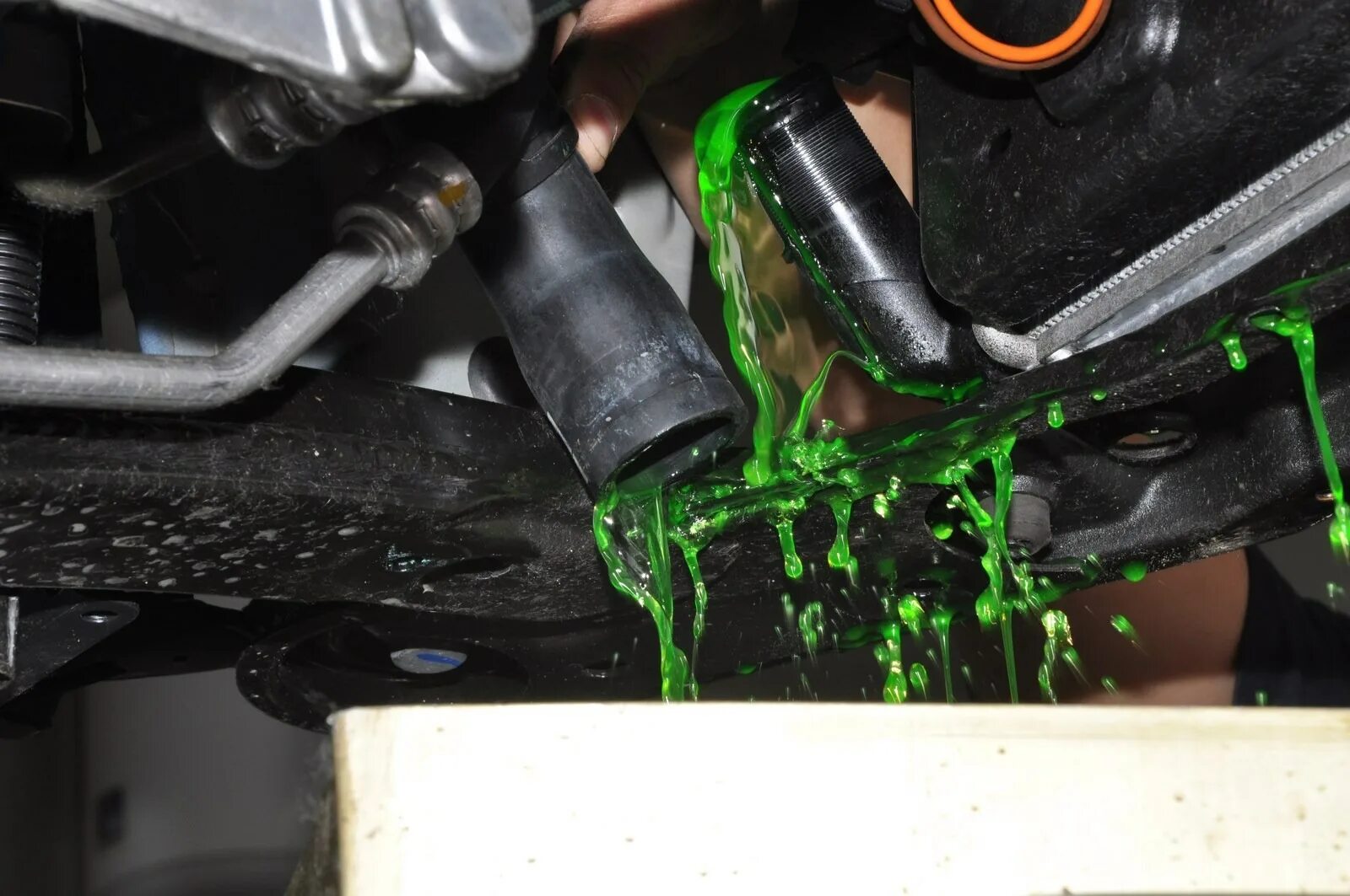 4. Ваз 2110 слив антифриза с блока двигателя. Сливная пробка антифриз кия соренто 2. Сливная пробка ниссан альмера g15. 5.