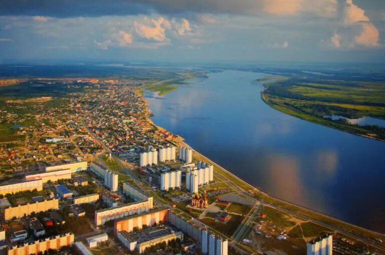 Город нижневартовск река обь. Комсомольский железнодорожный мост новосибирск. Обь новосибирск. Новосибирск вид с оби. Города реки оби.
