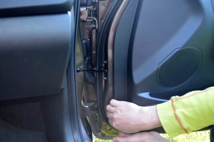 демонтаж дверей. расшаталась межкомнатная ручка. демонтаж дверной ручки межкомнатной двери с защелкой. демонтаж дверной коробки. межкомнатная дверная ручка apecs разбор.