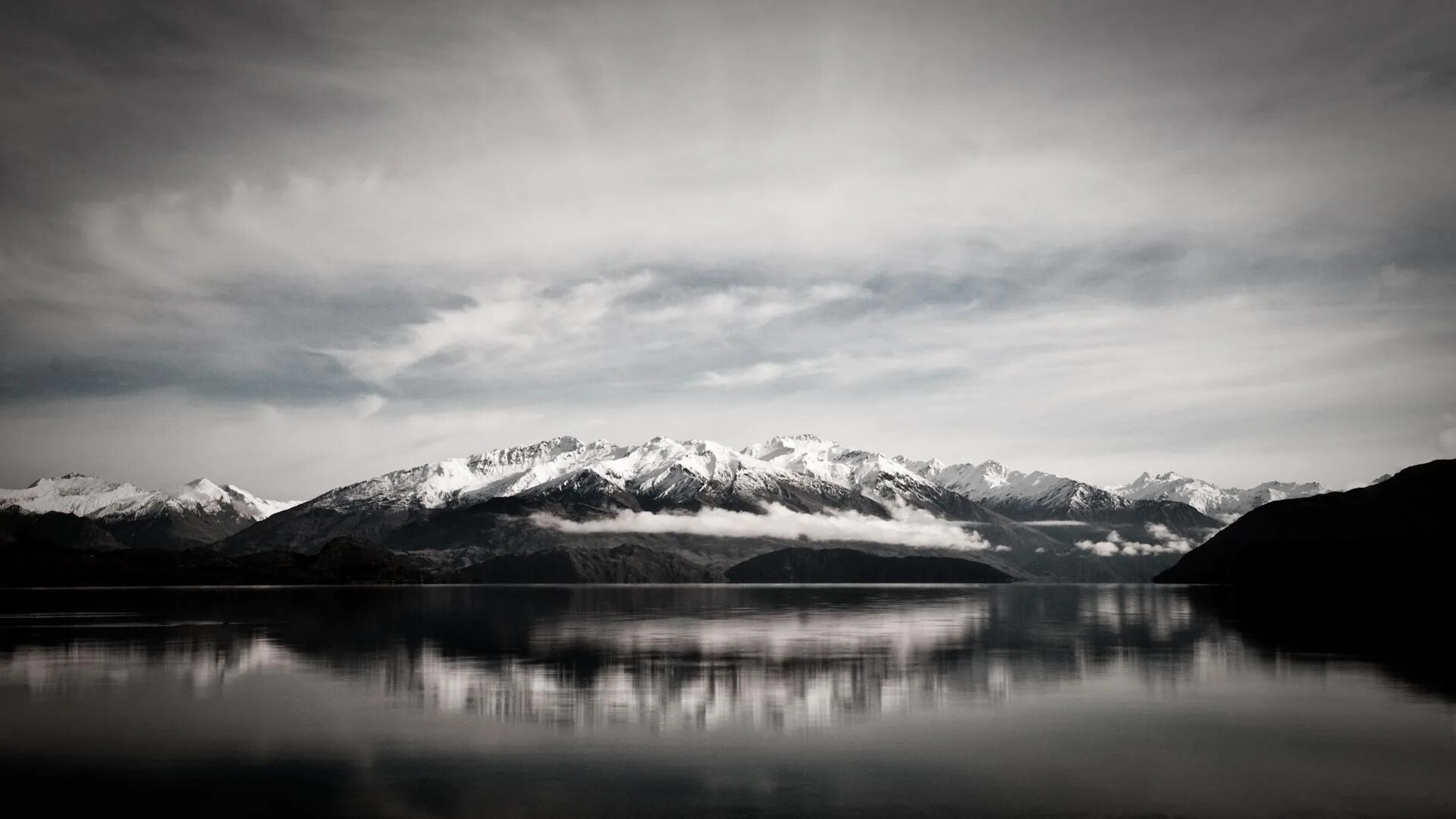 Черном и белом озерах. Черно белый пейзаж. Озеро в горах. Серые горы. Море и горы.