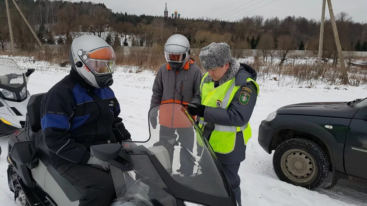 Постановка на учет снегохода. Гостехнадзор операция снегоход. Снегоход ДПС. Гостехнадзор Чувашии снегоход. Снегоход осматривают.