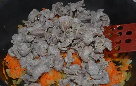 Как варить желудки. Куриные желудки варятся. вареные куриные желудки. куриная желудки готовность.